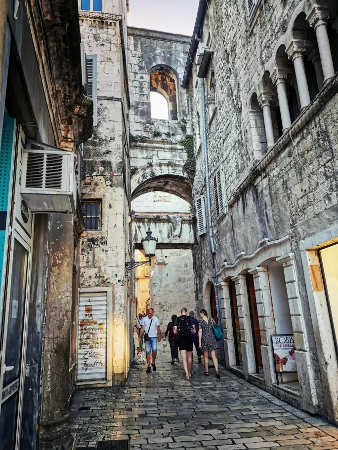 Gasse in Split mit einer Gruppe Menschen