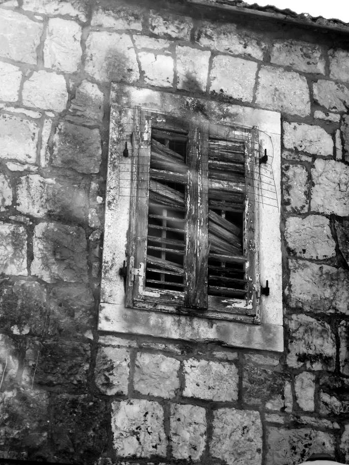 Foto, altes Fenster in zerfallenem Steinhaus